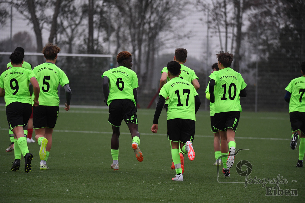 JFV Edewecht-Osnabrücker SC | C-Jugend Landesliga; JFV Edewecht (grün)-Osnabrücker SV (rot) am 18.11.2023; in Edewecht (Sportanlage Göhlenweg), Photo: Philip Eiben 2023 - Realisiert mit Pictrs.com