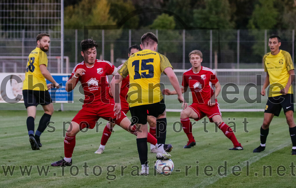 2023-09-07_049_FC_Finsing_gegen_FC_Moosinning_II | Finsing, Deutschland, 07.09.2023:
Fußball, Kreisliga 2023 / 2024, 8. Spieltag, FC Finsing gegen FC Moosinning II, Endergebnis: 3:0

Leonhard Hölzl (FC Finsing, #5), Mats Behrens (FC Moosinning, #15)

Foto: Christian Riedel / fotografie-riedel.net