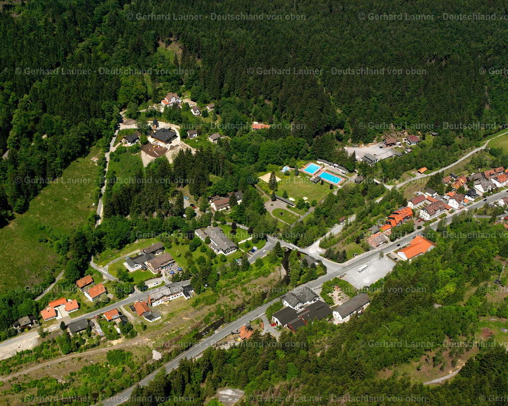 2638656 | LAUTENTHAL 09.06.2006 Wald- Gebiete und Forstflächen umsäumen das Siedlungsgebiet des Dorfes in Lautenthal im Bundesland Niedersachsen, Deutschland // Village - view on the edge of forested areas in Lautenthal in the state Lower Saxony, Germany Foto: Gerhard Launer