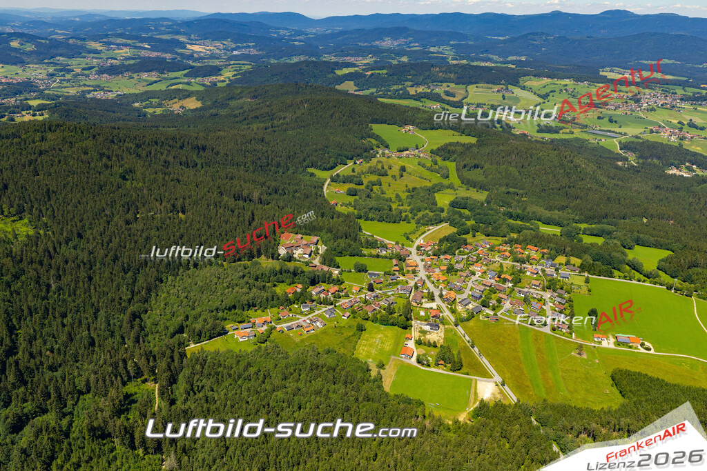 Aktuelles Luftbild von Habischried Bischofsmais - Die Luftaufnahme wurde 2022 mittels UL-Flugzeug erstellt ( keine Drohne ) - hochauflösende Kamera-Systeme von  Canon -Beste Qualität - Für grossformatige Ausdrucke geeignet. Die Geschenkidee !