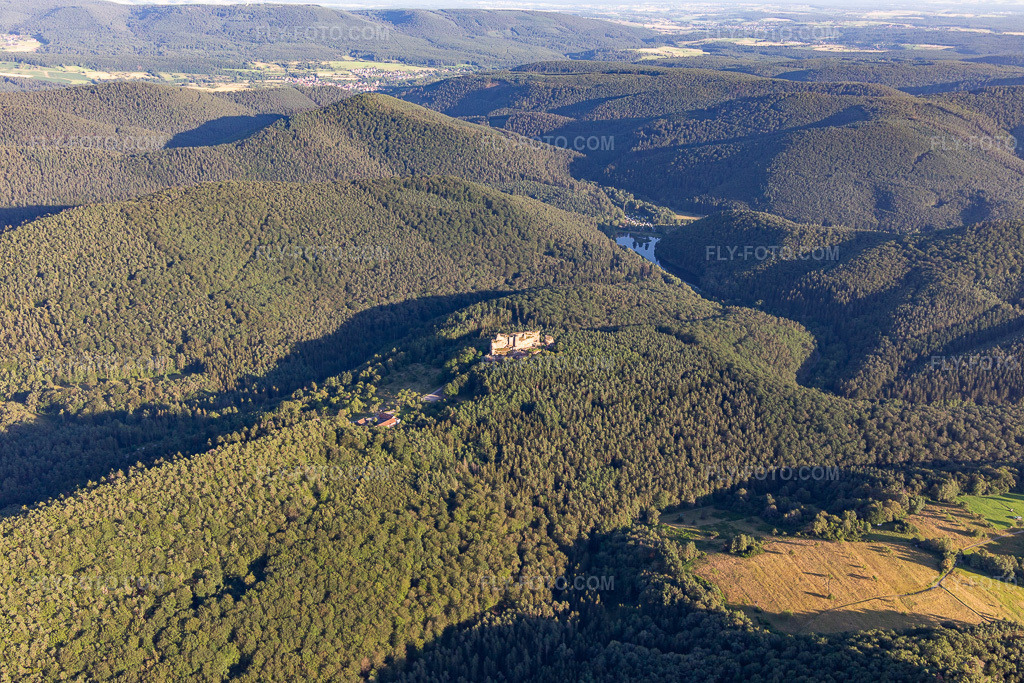 Aerial view: Fleckenstein Castle from the north in Lembach in the state Bas-Rhin, France. – Photo: IMG_142345.jpg taken on 07/08/2024 by Werner Riehm/FLY-FOTO.com – Resolution of the original: 5472 x 3648 px – Château fort de Fleckenstein