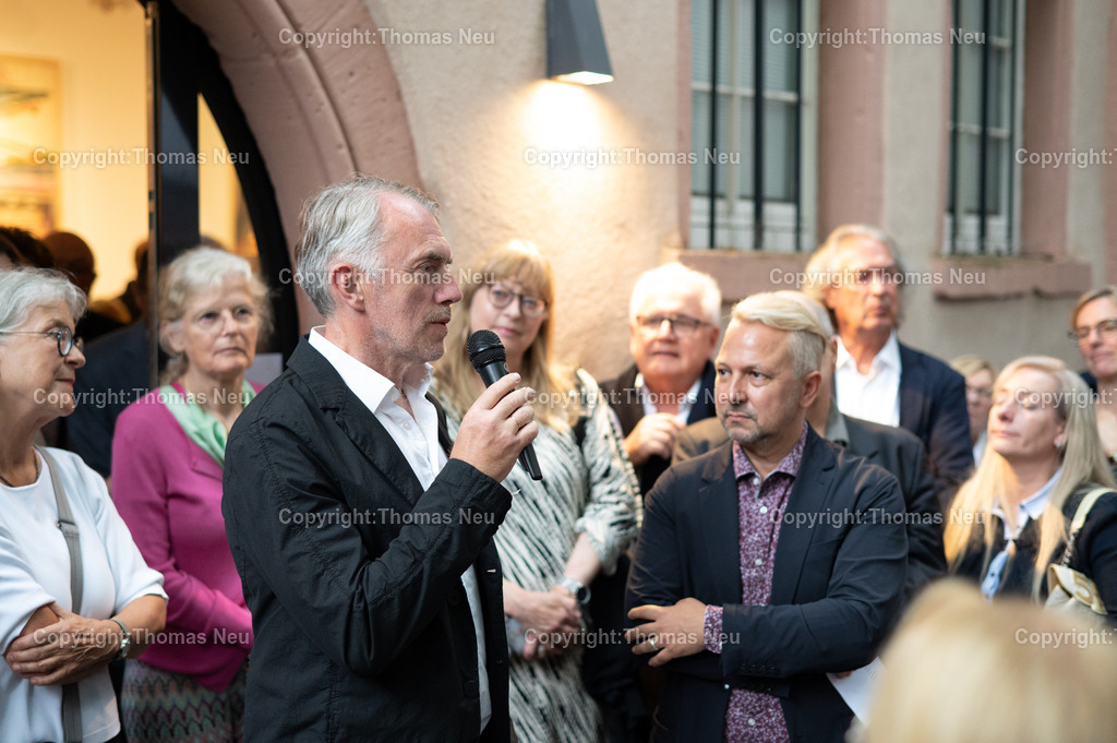 Neo-rauch-Ausstellung-museum-bensheim-art-2024069_Fotografie_Thomas_Neu | 6.7.2024, bbe, Museum Bensheim, Ausstellung Neo Rauch "im Papiergrund", hier im Dialog mit Museumsleiter Dr. Jan Christoph Breitwieser,, Bild: Thomas Neu