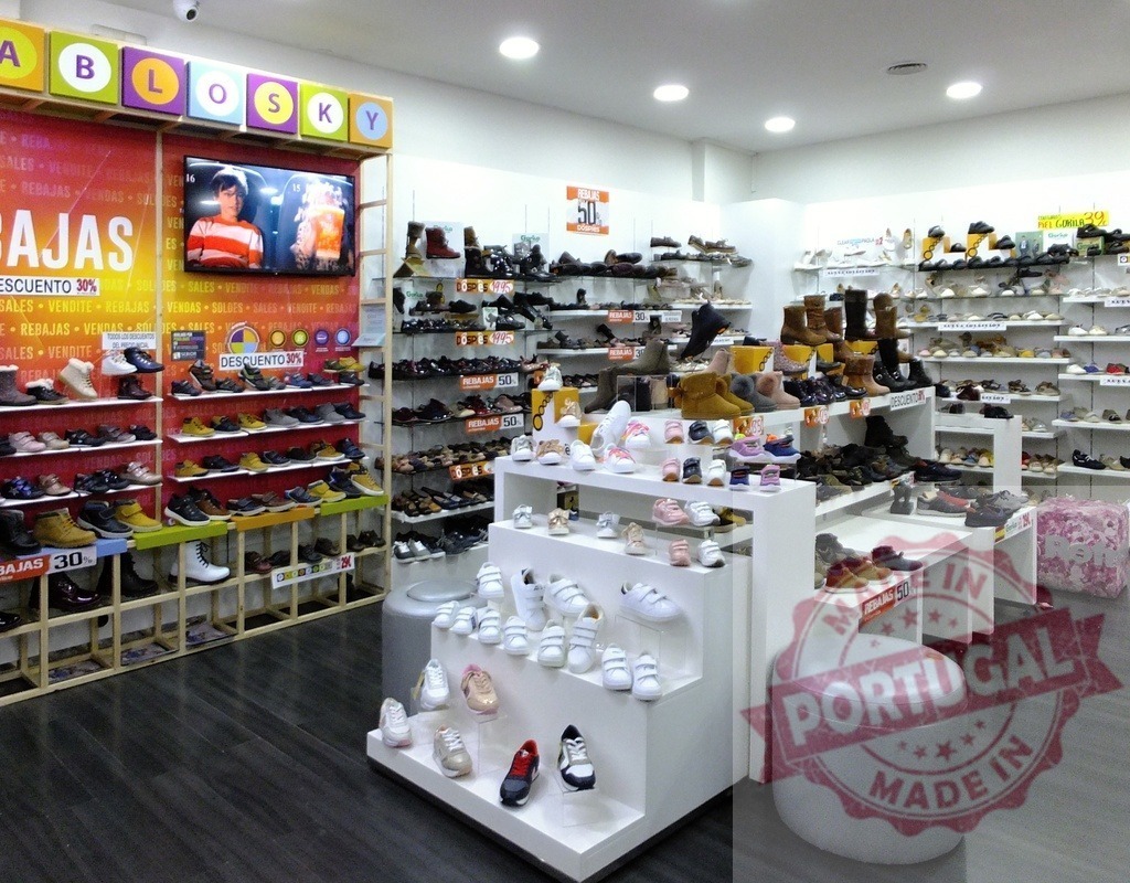 Pablosky retail store showcasing children's footwear for sale | Shoe store interior displaying a wide selection of kids' shoes, boots, and sneakers on shelves - Realisiert mit Pictrs.com