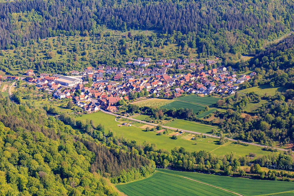 Luftbild: Dorfansicht im Lieblichen Taubertal aus Süden im Ortsteil Niklashausen in Werbach im Bundesland Baden-Württemberg in Deutschland. Foto: IMG_146571.jpg vom 10.05.2025 durch Werner Riehm/FLY-FOTO.de