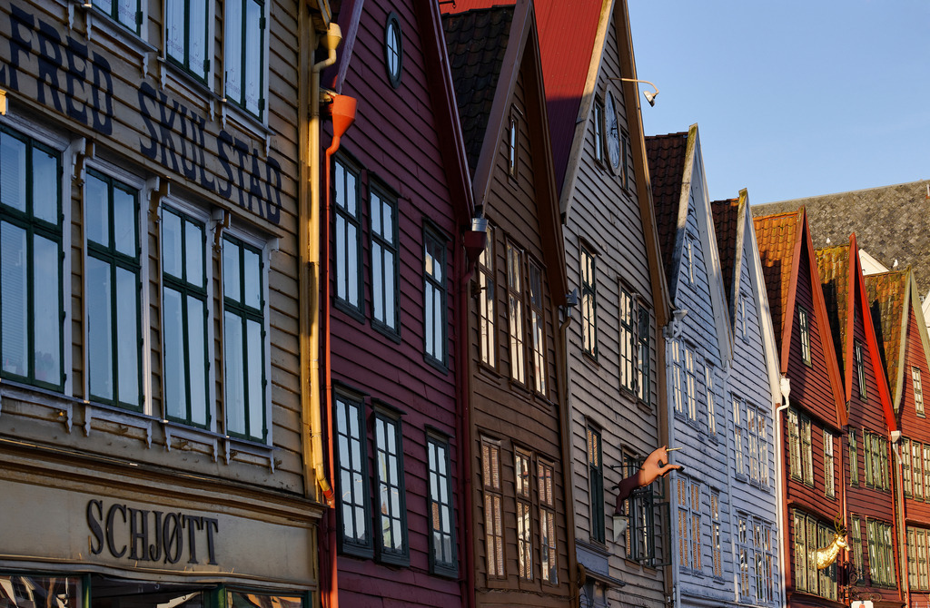 Hauszeile in Bryggen | Bergen, Norwegen - July 13, 2011: Urlaubsreise in Norwegen; Hauszeile in Bryggen - Realisiert mit Pictrs.com