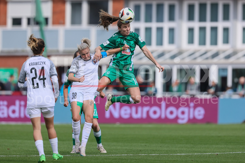 Fussball, Google Pixel Frauen-Bundesliga, SV Werder Bremen - 1. FFC Turbine Potsdam | v.li.: Laura Lindner (1. FFC Turbine Potsdam, 38) und Michaela Brandenburg (SV Werder Bremen, 14) im Kopfballduell, Kopfball, Zweikampf, Action, Aktion, Spielszene, DIE DFB-RICHTLINIEN UNTERSAGEN JEGLICHE NUTZUNG VON FOTOS ALS SEQUENZBILDER UND/ODER VIDEOÄHNLICHE FOTOSTRECKEN. DFB REGULATIONS PROHIBIT ANY USE OF PHOTOGRAPHS AS IMAGE SEQUENCES AND/OR QUASI-VIDEO.