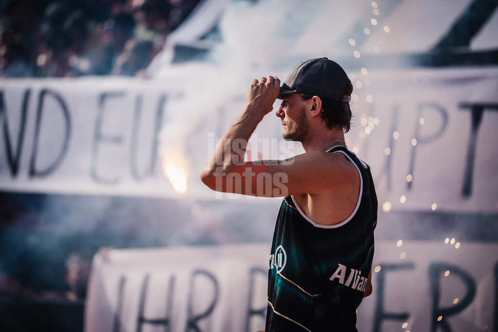 Beachvolleyball | Männer | Allianz German Beach Tour 2025 | Tourstop München | 13.07.2025 | Paul Henning beim Einlauf in das Stadion