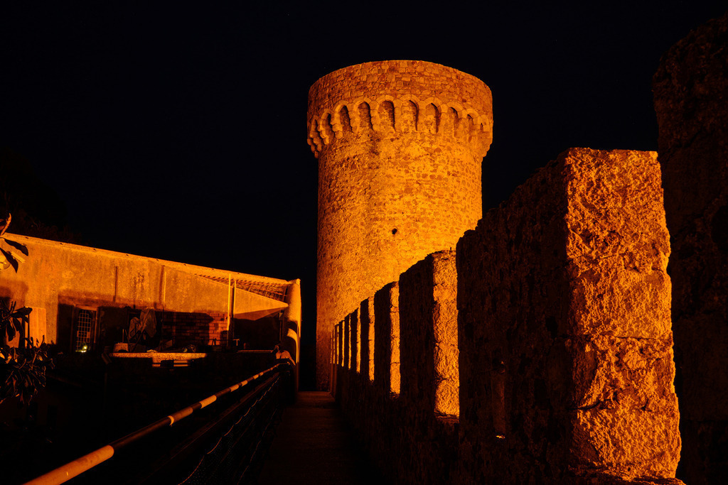 Altstadt und Festung im Abendlicht | Tossa de Mare, Frankreich - May 13, 2024: Altstadt und Festung im Abendlicht. - Realisiert mit Pictrs.com