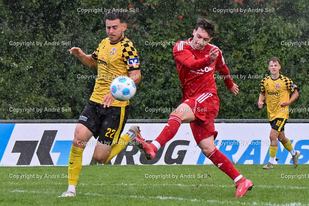 SpVg Eidertal Molfsee vs SV Frisia 03 Risum-Lindholm | Enes Jasari (Molfsee #30) vs Jannik Danielsen (Frisia #22) / Fußball-Landesliga Schleswig Männer 2026/2027 / SpVg Eidertal Molfsee vs SV Frisia 03 Risum-Lindholm / Platz A / Molfsee / 05.09.26 - Realisiert mit Pictrs.com