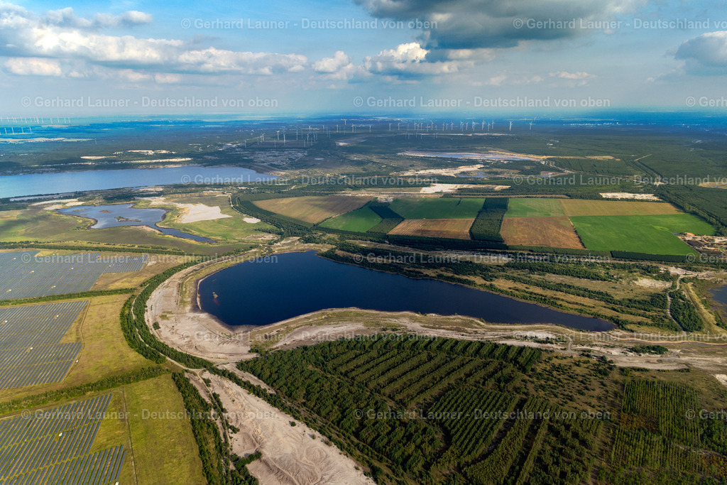 4060973 | BRAUNSBEDRA 08.09.2021 Rekultivierung der ehemaligen Tagebau - Fläche an den Uferbereichen des Sees " Geiseltalsee " in Braunsbedra im Bundesland Sachsen-Anhalt, Deutschland. // Open pit re cultivation on the shores of the lake " Geiseltalsee " in Braunsbedra in the state Saxony-Anhalt, Germany. Foto: Gerhard Launer