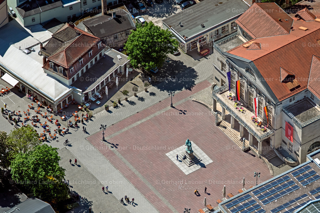 4026835 | WEIMAR 07.05.2020 Gebäude des Konzerthauses und Theater- Schauspielhauses " Deutsches Nationaltheater und Staatskapelle Weimar " mit dem Goethe-Schiller-Denkmal am Theaterplatz in Weimar im Bundesland Thüringen, Deutschland. // Building of the concert hall and theater playhouse " Deutsches Nationaltheater und Staatskapelle Weimar " with the Goethe-Schiller monument on Theaterplatz in Weimar in the state Thuringia, Germany. Foto: Gerhard Launer