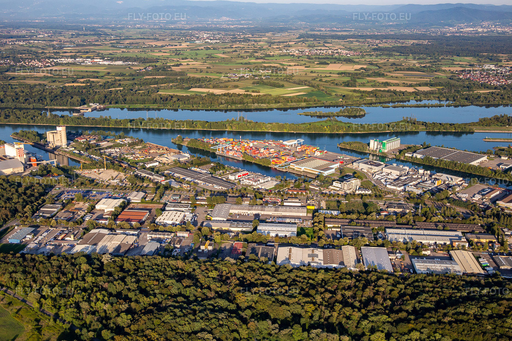 Vue aérienne: Ports rhénans de Strasbourg Port indépendant de Strasbourg Rhine Europe Terminals (société porteuse) avec Contargo Sarl à le quartier Port du Rhin Sud in Straßburg dans le département Bas Rhin, France – .Photo: IMG_137851.jpg prise le 18/08/2023 par Werner Riehm/FLY-FOTO.eu – Résolution de l'original: 5317 x 3545 px – RET - Rhine Europe Terminals