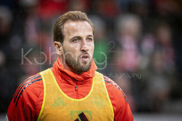 German Bundesliga, Bayer 04 Leverkusen vs. FC Bayern München, 14.03.2026 | LEVERKUSEN, GERMANY - MARCH 14:  Harry Kane (FC Bayern Muenchen, 9) during the warm-up during the German Bundesliga match on gameday 26 between Bayer 04 Leverkusen vs. FC Bayern München at BayArena on March 14, 2026 in Leverkusen, Germany. DFL REGULATIONS PROHIBIT ANY USE OF PHOTOGRAPHS AS IMAGE SEQUENCES AND/OR QUASI-VIDEO.