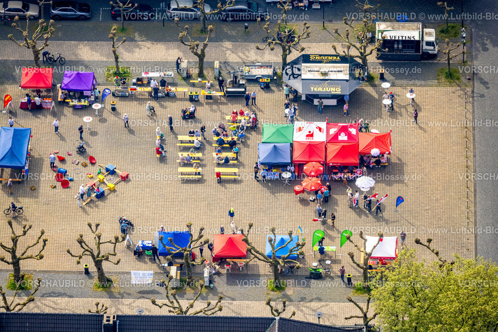 Herne240500389 | Luftbild, Maifeiertag Tag der Arbeit auf dem Marktplatz Friedrich-Ebert-Platz, Stände und Sitzbänke mit Sonnenschirmen, neben dem Rathaus, Herne-Mitte, Herne, Ruhrgebiet, Nordrhein-Westfalen, Deutschland