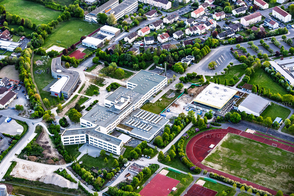 Luftbild: Schulzentrum Haßfurt mit Regiomontanus-Gymnasium Haßfurt und Dr.-Auguste-Kirchner-Realschule Haßfurt in Haßfurt im Bundesland Bayern in Deutschland.Foto: IMG_155999.jpg vom 02.05.2026 durch Werner Riehm/FLY-FOTO.deAuflösung des Originals: 5911 x 3940 pxSCHULZENTRUM-HASSFURT.DEWWW.REGIOMONTANUS-GYMNASIUM.DEDr.-Auguste-Kirchner-Realschule Haßfurt