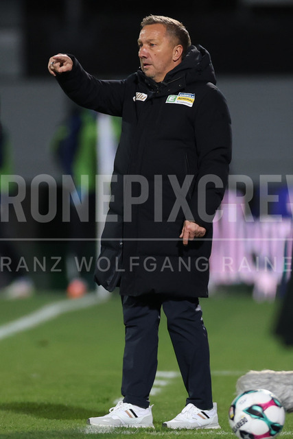 TSV Egger Glas Hartberg vs SV Oberbank Ried – Austrian Bundesliga Match | The image shows headcoach Manfred Schmid (Hartberg) give order, at the Bundesliga match TSV Hartberg vs SV Ried at Profertil Arena Hartberg. 22.11.2025