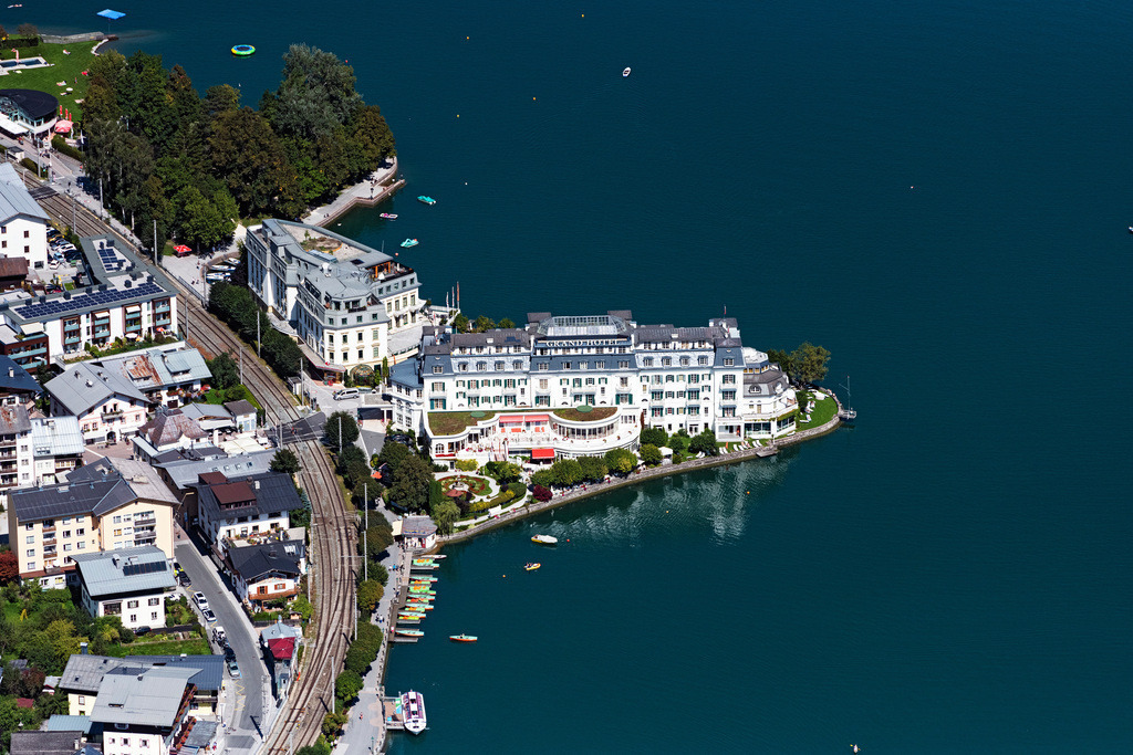 dr__0077347.jpg | ZELL AM SEE 06.09.2021 Gebäudekomplex der Hotelanlage " GRAND HOTEL ZELL AM SEE " an der Straße Esplanade in Zell am See in den Alpen in Salzburg, Österreich. Weiterführende Informationen bei: GRAND HOTEL ZELL AM SEE,  Stadt Zell am See. // Complex of the hotel building " GRAND HOTEL ZELL AM SEE " on street Esplanade in Zell am See in the Alps in Salzburg, Austria. Further information at: GRAND HOTEL ZELL AM SEE,  Stadt Zell am See. Foto: Daniel Reiter