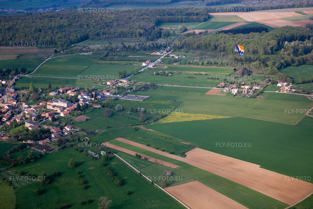 Vue aérienne: Vue de la ville à Rouvroy dans le département Luxembourg, Belgique. Photo: IMG_39758.jpg prise le 16/04/2011 par Werner Riehm/FLY-FOTO.eu – Résolution de l'original: 4752 x 3168 px