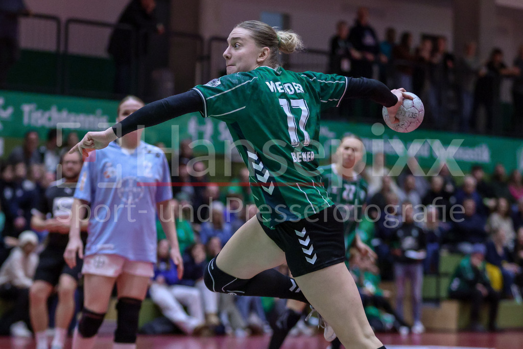 Handball, 2. Bundesliga Frauen, SV Werder Bremen - Bayer 04 Leverkusen | Meike Becker (SV Werder Bremen, 17) beim Wurf, am Ball, Spielszene, Aktion, Action