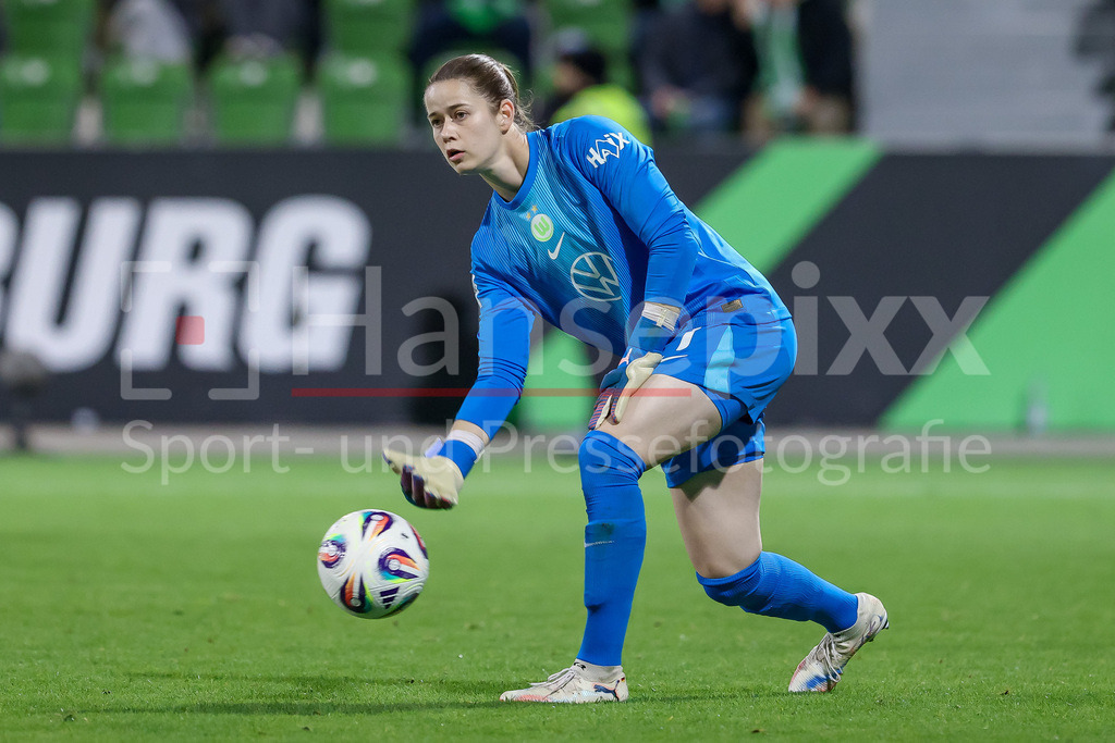Fussball, Google Pixel Frauen-Bundesliga, VfL Wolfsburg - SV Werder Bremen | Stina Johannes (Torhüterin, VfL Wolfsburg, 1) am Ball, Freisteller, Einzelbild, Ganzkörper, Aktion, Action, Spielszene, DIE DFB-RICHTLINIEN UNTERSAGEN JEGLICHE NUTZUNG VON FOTOS ALS SEQUENZBILDER UND/ODER VIDEOÄHNLICHE FOTOSTRECKEN. DFB REGULATIONS PROHIBIT ANY USE OF PHOTOGRAPHS AS IMAGE SEQUENCES AND/OR QUASI-VIDEO.