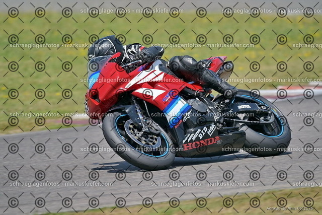 26BT02-2014 | markuskiefer.com - Realisiert mit Pictrs.com