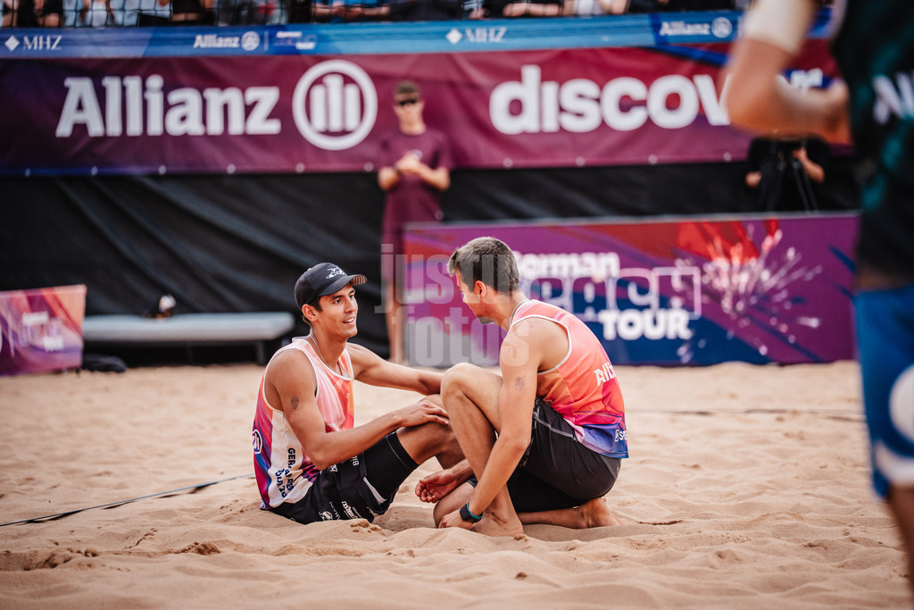 Beachvolleyball | Männer | Allianz German Beach Tour 2025 | Tourstop München | 06.07.2025 | v.l. Valentin Schneckenburger und Yannick Bibelriether nach der Niederlage im Finale