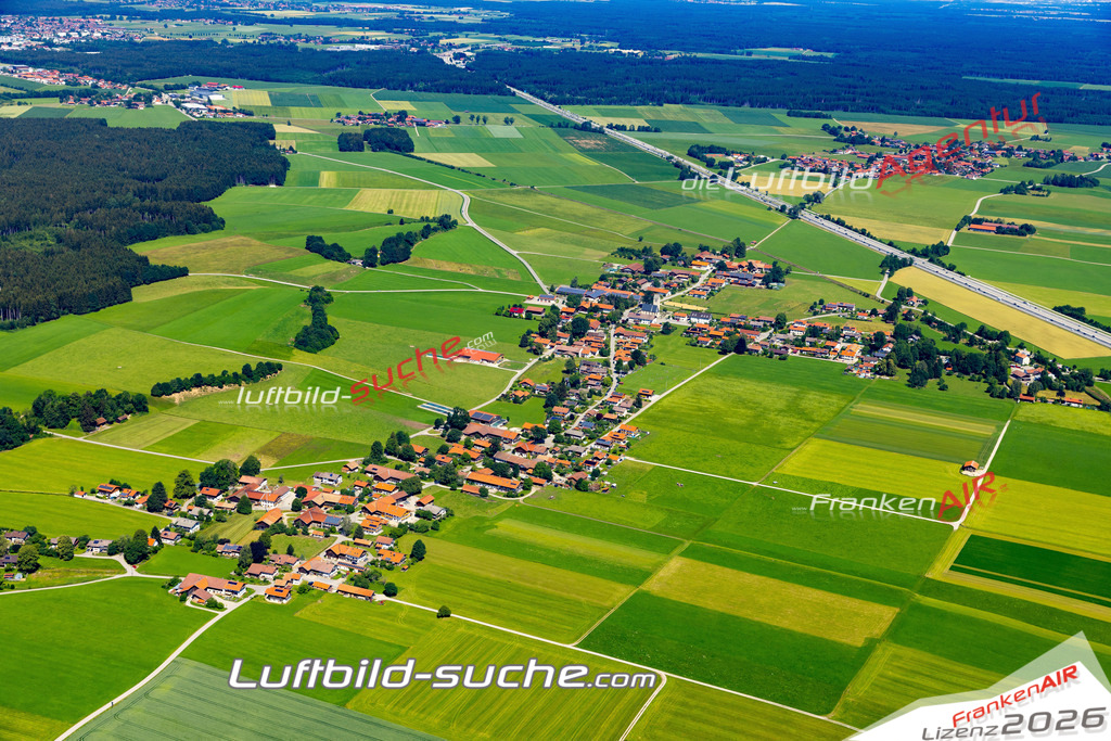 Aktuelles Luftbild von Mitterdarching Valley - Die Luftaufnahme wurde 2022 mittels UL-Flugzeug erstellt ( keine Drohne ) - hochauflösende Kamera-Systeme von  Canon -Beste Qualität - Für grossformatige Ausdrucke geeignet. Die Geschenkidee !
