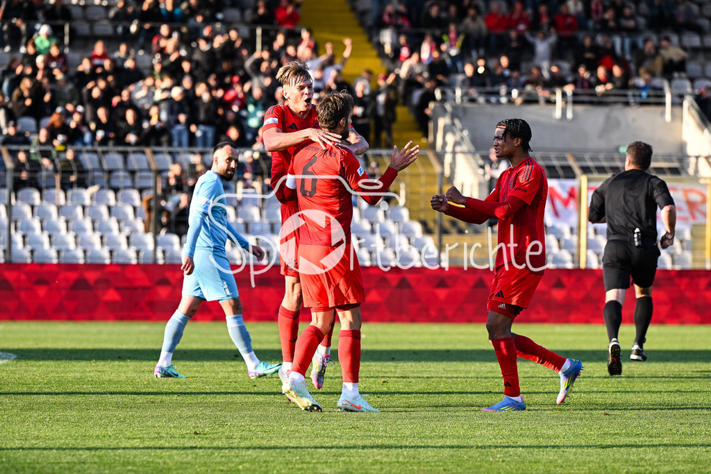 FC Bayern Amateure - Türkgücü München | Jubel der Bayern Amateure nach dem Treffer zum 2-0 durch Luca DENK (FC Bayern München II #6) / Tor / Torschuetze / Freude / Happy / Regionalliga Bayern: FC Bayern Muenchen II - Tuerkguecue Muenchen, Gruenwalder Stadion am 09.05.2025
