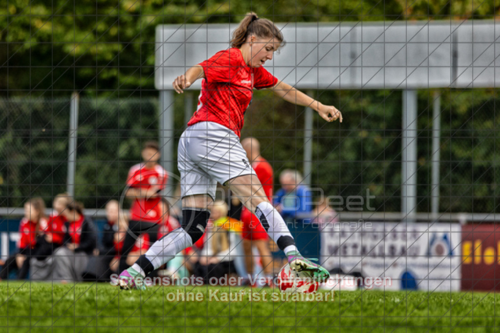 20250928_140641_0368-Bearbeitet | #,1.FC Donzdorf (schwarz) vs. TV Derendingen (rot), Fussball, Frauen-Verbandsliga Württemberg, 03. Spieltag, Saison 2025/2026, Rasenplatz Lautertal Stadion, Süßener Straße 16, 73072 Donzdorf, 28.09.2025 - 13:00 Uhr,Foto: PhotoPeet-Sportfotografie/Peter Harich