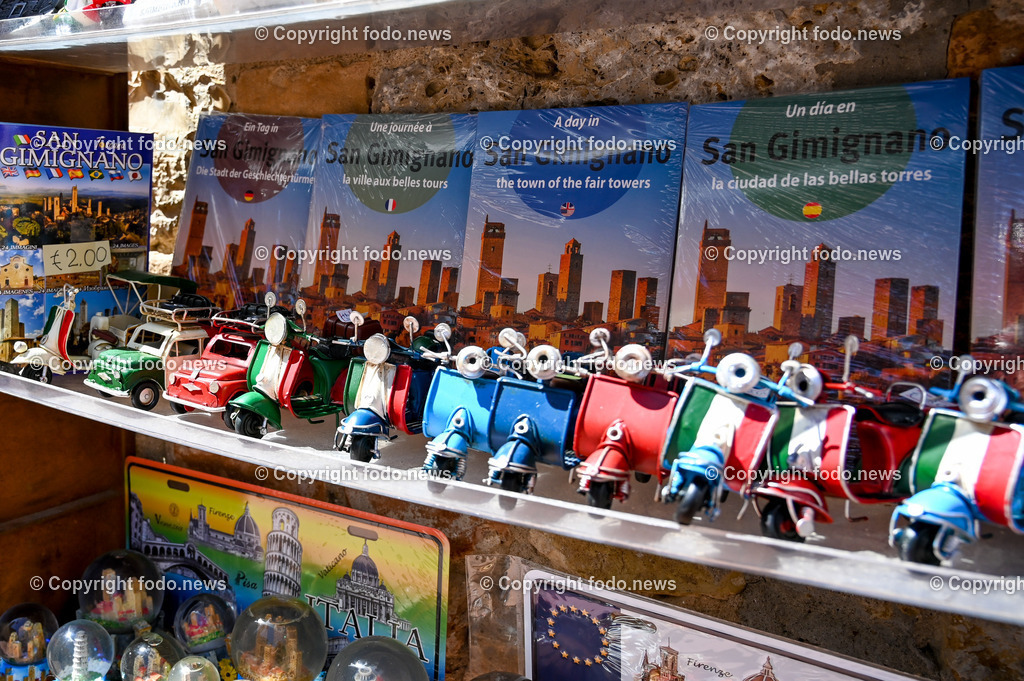 Italien_ Toskana_ San Gimignano_ 31.05.2024-134 | 31.05.2024, Italien, ITA, Toskana, San Gimignano im Bild Stadtansichten Gebäude, Architektur, Touristen, Historisch, Souvenir, Ansichten der berühmten Stadt San Gimignano in der Toskana-Italien - View of the famous town San Gimignano in Tuscany-ItalySan Gimignano ist eine italienische Kleinstadt in der Toskana mit einem mittelalterlichen Stadtkern. San Gimignano wird auch die Stadt der Türme genannt. Die Stadt liegt in der Provinz Siena. Sie gehört neben Florenz, Siena und Pisa zu den von Touristen meist besuchten Zielen in der Toskana.