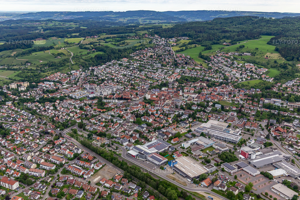 Luftbild:  in Markdorf im Bundesland Baden-Württemberg in Deutschland. – Foto: IMG_131998.jpg vom 26.05.2022 durch Werner Riehm/FLY-FOTO.de – Auflösung des Originals: 4802 x 3201 px – Stadt Markdorf