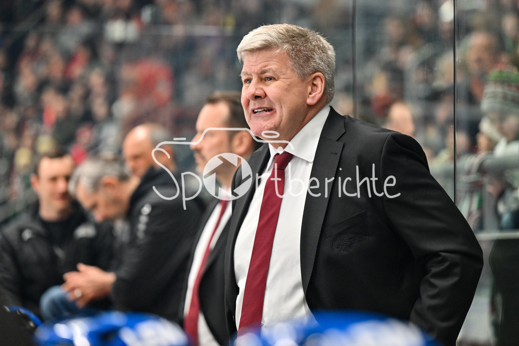 Augsburger Panther - Grizzlys Wolfsburg | AUGSBURG, GERMANY - 15. MARCH: Im Bild Bill PETERS Trainer Augsburger Panther / Einzelfoto / Freisteller während dem Match zwischen den Augsburger Panthern und den Grizzlys Wolfsburg am 52. Spieltag der Penny DEL im Curt Frenzel Stadion