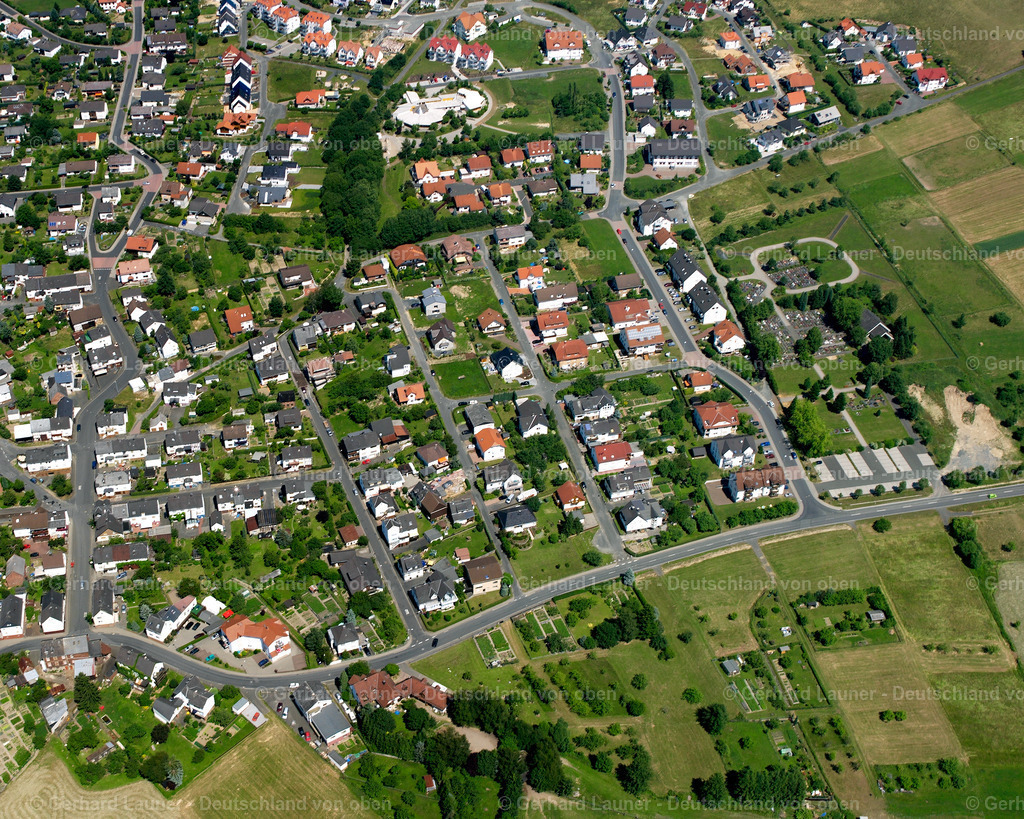 2610561 | MANDERBACH 09.06.2006 Wohngebiet einer Einfamilienhaus- Siedlung  in Manderbach im Bundesland Hessen, Deutschland // Single-family residential area of settlement  in Manderbach in the state Hesse, Germany Foto: Gerhard Launer