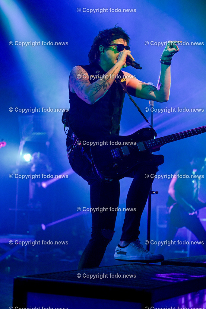 Posthof_ Turbobier_ Konzert_ 15.03.2024-76 | 15.03.2024, Linz, AUT, Posthof, Konzert Turbobier, im Bild Marco Pogo alias Dominik Wlazny (Saenger, Konzepter und Songwriter,  Gitarrist der oesterreichischen Punk-Rock-Band Turbobier, weiters Politiker der Bierpartei, Bezirksrat in Wien Simmering, Praesidentschaftskandidat, Arzt, Mediziner)