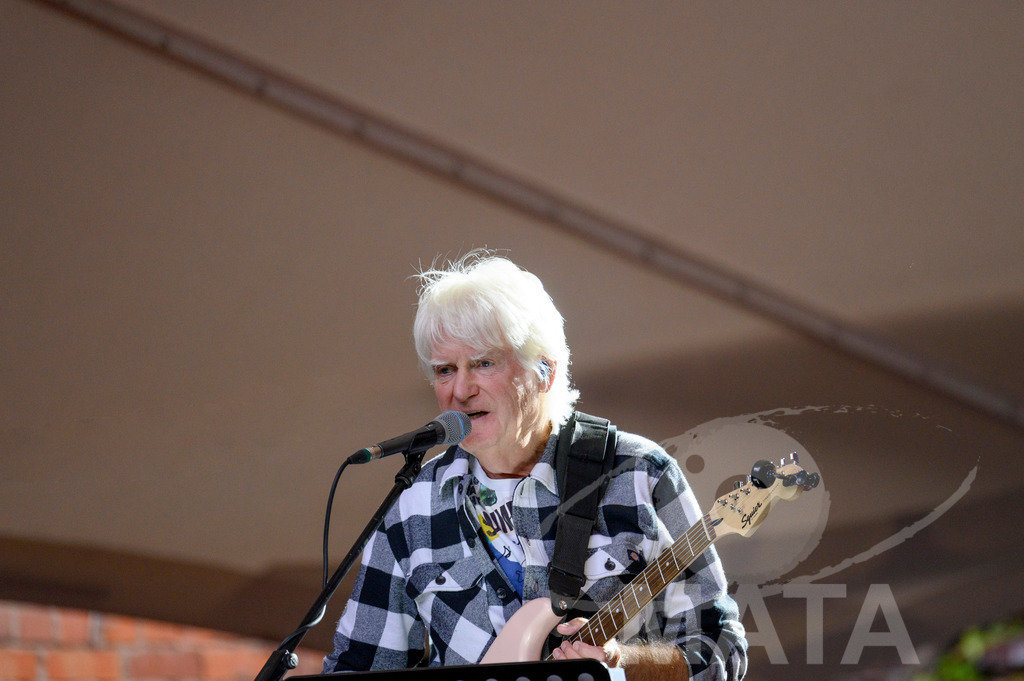 _DWA2750 | John Lees von John Lees' Barclay James Harvest live bei einem Konzert in Serenadenhof Nürnberg, 01.07.2023 - Realisiert mit Pictrs.com