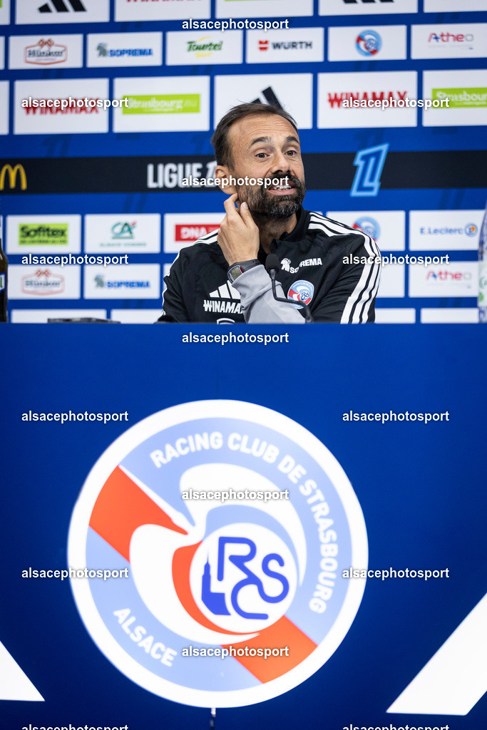 _B7A4931 | Hugo Oliveira, head coach of Racing Club de Strasbourg Alsace, speaks during a press conference at Stade de la Meinau in Strasbourg, France, on October 23, 2026, ahead of the Ligue 1 match against Stade Rennais FC. - Realisiert mit Pictrs.com