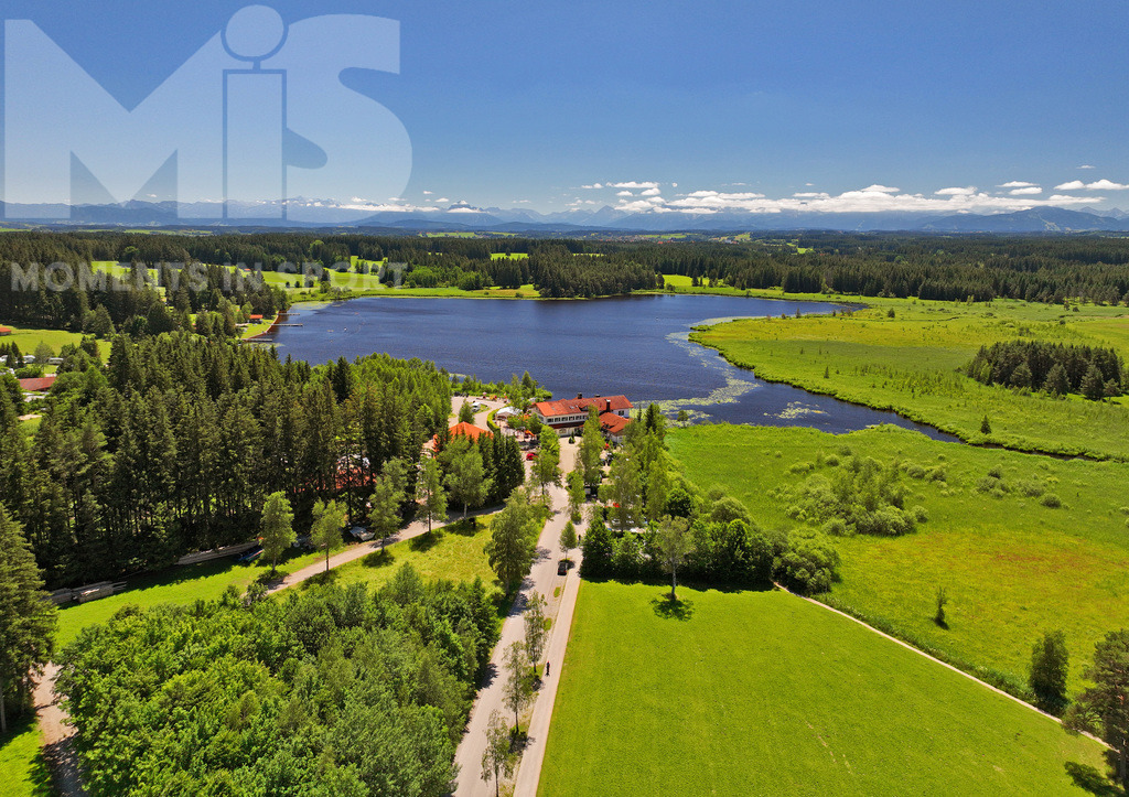 mis310719RF04.JPG | 04.07.2022, Der Moorsee Elbsee bei Aitrang im Allgäu aus der Luft. Vorne das Elbsee-Restaurant - Realisiert mit Pictrs.com