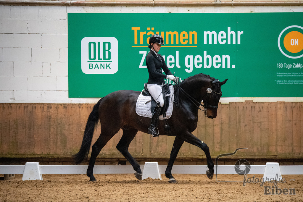 Dressurprüfung Kl.S* RC Helle | Lena Sophie Osterloh (RURV Rastede) mit dem Pferd Bourani R ;Dressurprüfung Kl.S* RC Helle am 15.04.2023 in Gristede (Reithalle RC Helle), Deutschland, Photo: Philip Eiben 2023 - Realisiert mit Pictrs.com