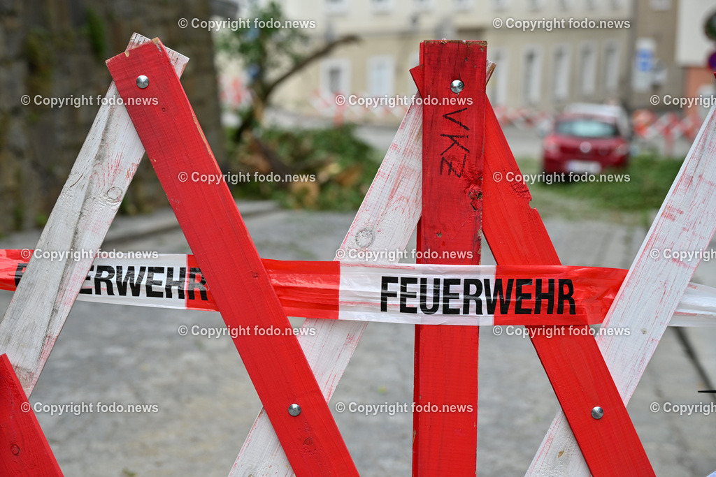 Linz_ Unwetter_ Baum_ 07.07.2024-8 | 07.07.2024, Linz, AUT, Tummelplatz, im Bild Abgebrochener Baum nach Unwetter in Linz, Feuerwehr, Absperrung