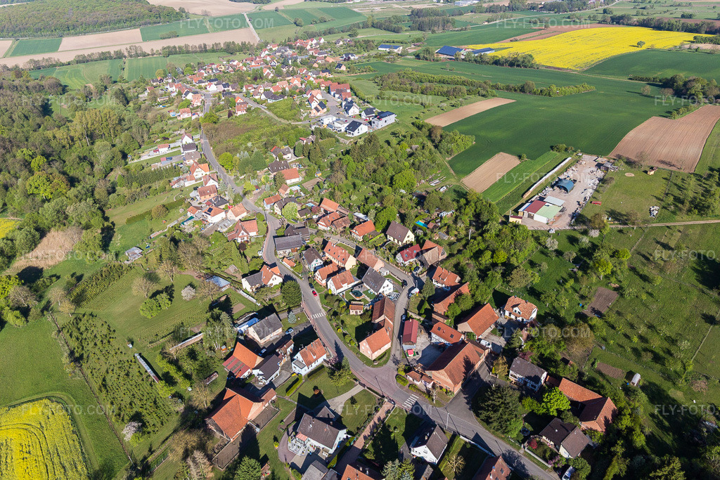 Aerial view: Agricultural fields and arable land in Gunstett in the state Bas-Rhin, France. – Photo: IMG_099358.jpg taken on 04/30/2017 by Werner Riehm/FLY-FOTO.com – Resolution of the original: 5472 x 3648 px