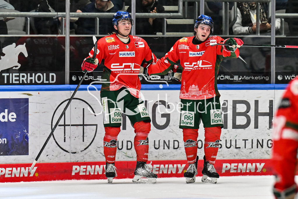 Augsburger Panther - Schwenninger Wild Wings | AUGSBURG, DEUTSCHLAND - 2. NOVEMBER: Jubel der Panther nach dem Treffer zum 4-1 durch D. J. BUSDEKER (Augsburger Panther 14), Tor / Torschuetze / Freude / Happy beim Ligaspiel zwischen den Augsburger Panthern und den Schwenninger Wild Wings am 17. Spieltag der Penny DEL im Curt Frenzel Stadion am 02.11.2025