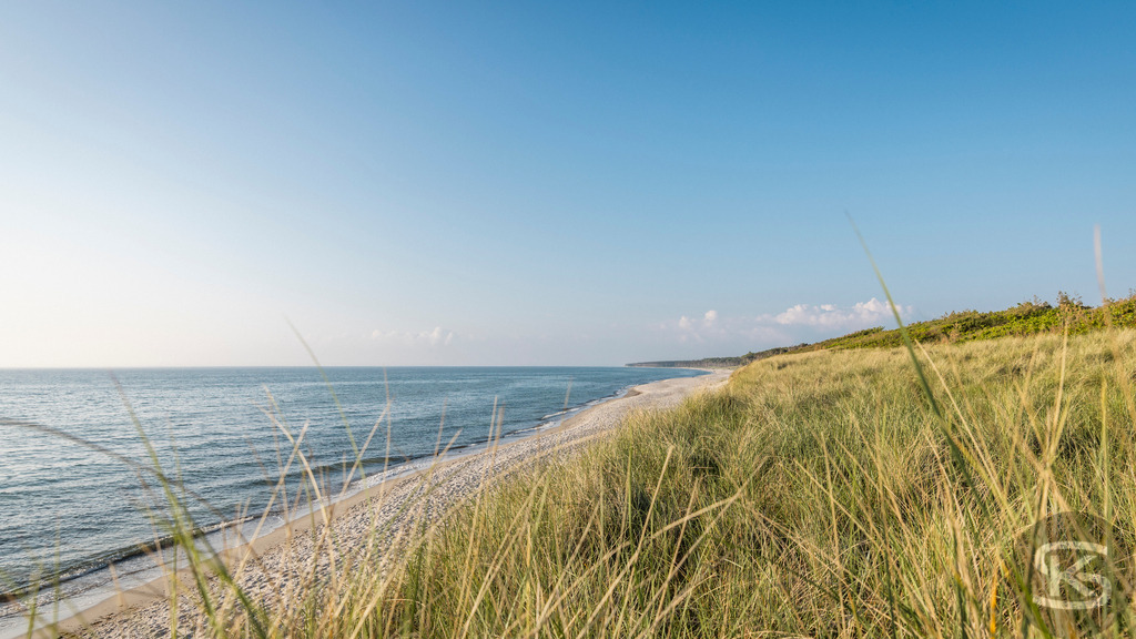 Weststrand Fischland-Darß-Zingst – Naturstrand mit Dünen und Ostsee | Der Weststrand auf Fischland-Darß-Zingst beeindruckt mit wilder Natur, Dünenlandschaften und weitem Blick über die Ostsee. Ein ursprünglicher Küstenabschnitt im Nationalpark Vorpommersche Boddenlandschaft. - Realisiert mit Pictrs.com