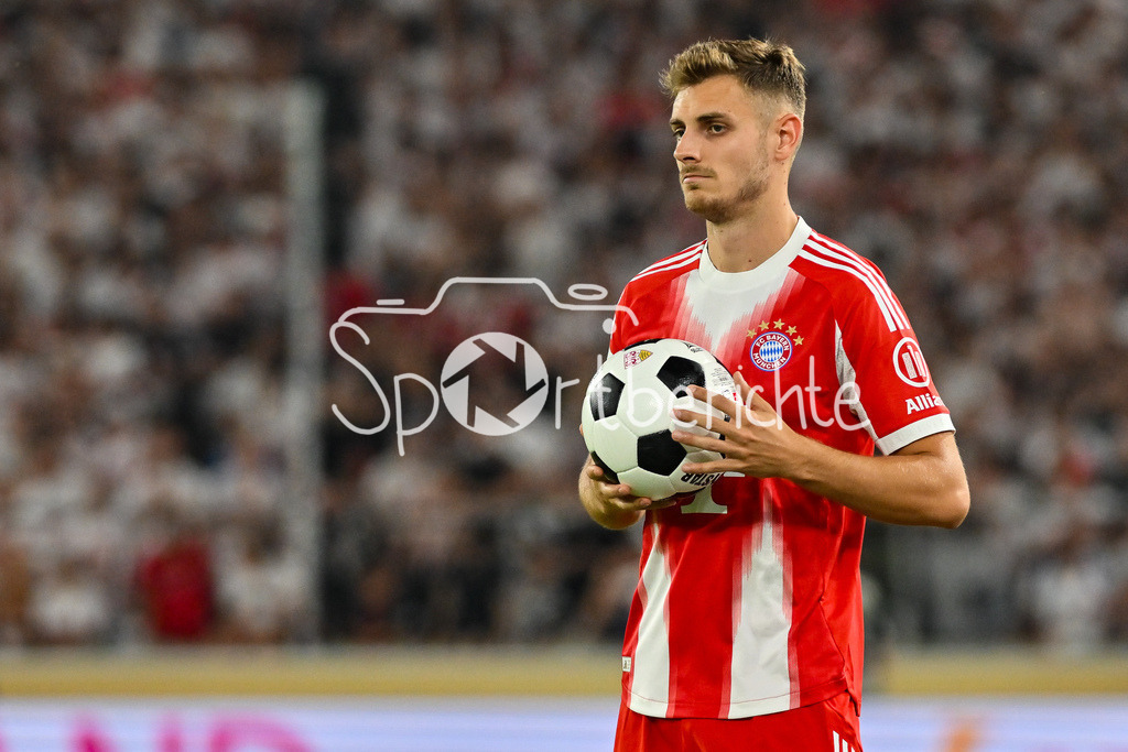 VfB Stuttgart - FC Bayern München | beim Einwurf Josip STANISIC (FC Bayern Muenchen 44) / Ball / Einzelfoto / Freisteller / Franz-Beckenbauer Supercup: VfB Stuttgart - FC Bayern München; MHP Arena am 16.08.2025