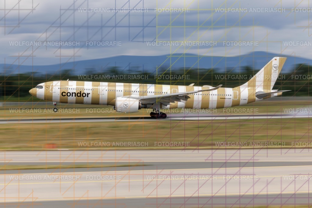 2025605-124220_FRA_25 R_R3B_1197 | Am Flughafen Frankfurt am Main treffen Dynamik und Präzision aufeinander: Startende und landende Flugzeuge verschiedenster Airlines, festgehalten in Farbe und Schwarz-Weiß. Von kraftvollen Silhouetten bis zur majestätischen Erscheinung der Königin der Lüfte – zeitlose Momente moderner Luftfahrt. - Realisiert mit Pictrs.com