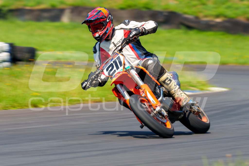 G-Cup + Supermoto Staatsmeisterschaft + Hungarian Supermoto Championship | GRIPcapture steht für authentische Sportfotografie in Österreich – für Momente, die mehr sind als Geschwindigkeit oder Ergebnis. Es geht um Emotion, Spannung, Fokus und den Augenblick, der oft nur einen Wimpernschlag dauert.Ob Motorsport, Teamsport oder 