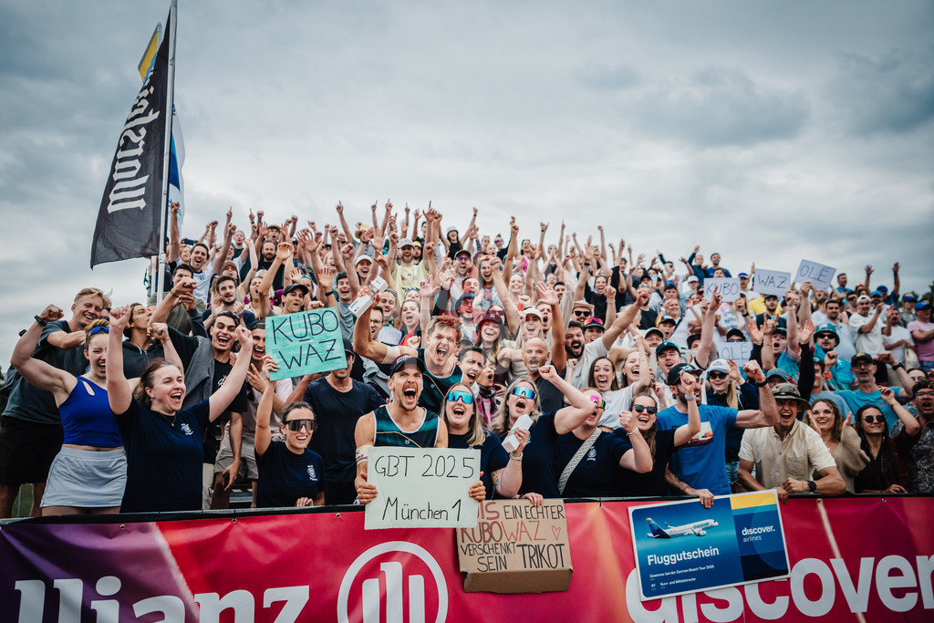 Beachvolleyball | Männer | Allianz German Beach Tour 2025 | Tourstop München | 06.07.2025 | v.l. David Poniewaz und Luis Kubo jubeln nach dem Turniersieg mit den Fans