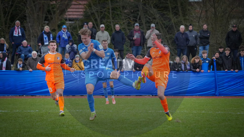 Fußball, Herren, Saison 2025/2026, Landespokal Brandenburg, Halbfinale, RSV Eintracht 1949 vs. VfB 1921 Krieschow, Samstag 28.03.2026, Sportplatz-Heinrich-Zille-Straße | Fußball, Herren, Saison 2025/2026, Landespokal Brandenburg, Halbfinale, RSV Eintracht 1949 vs. VfB 1921 Krieschow, Samstag 28.03.2026, Sportplatz-Heinrich-Zille-Straße, Im Bild: Till Plumpe (l. RSV) und Alexander Bittroff (r. VfB) - Realisiert mit Pictrs.com