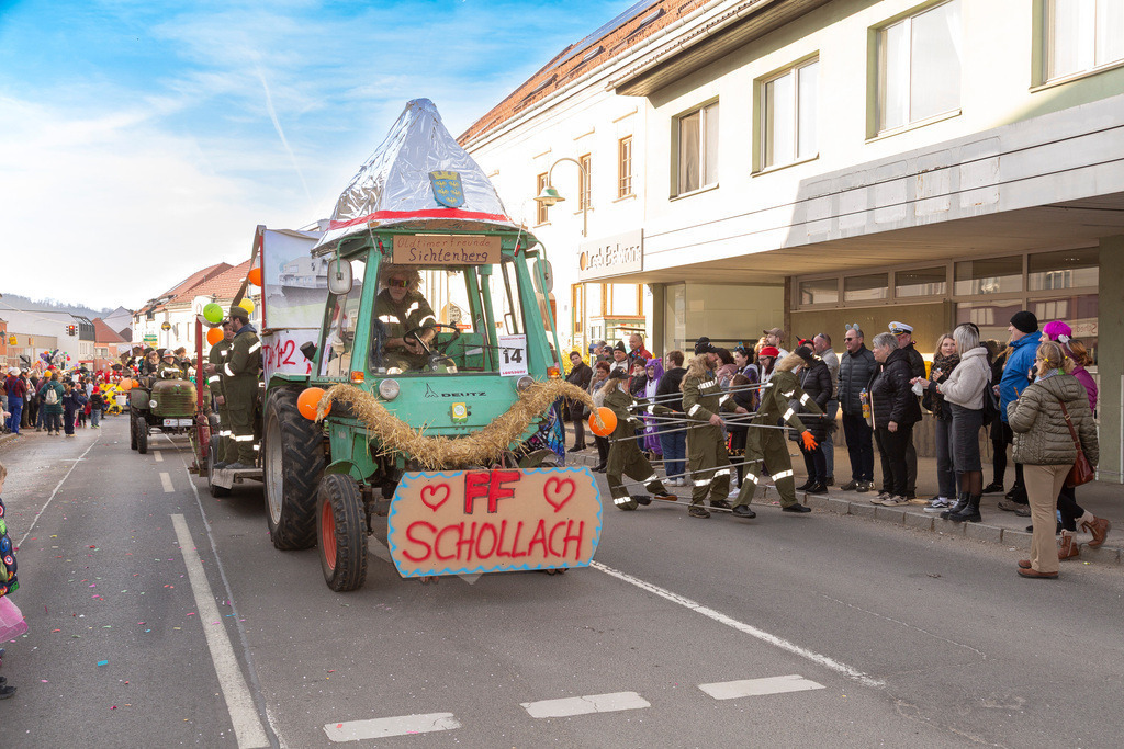 Umzug2025-178_9858 | Fotostrecke: FASCHINGSUMZUG 2025 in Loosdorf. 22 Masken(gruppen)-Teilnehmer: Loosdorfer Vereine, Wirtschaftstreibende, Gemeindeabordnungen sowie Kreditinstitute. rund 700 Besucher entlang der Hauptstrasse. Veranstaltungs-Sicherung durch Mannschaft der FF-Loosdorf mit schwerem Gerät. Maskenprämierung am EKZ-Platz durch Bgm. Thomas Vasku in den Kategorien: Bester Festwagen (Fa. gkonzept-Groissenberger; Beste Personengruppe-ASK-Loosdorf; Beste Einzelperson; Weiteste Anreise-FF Schollach;
