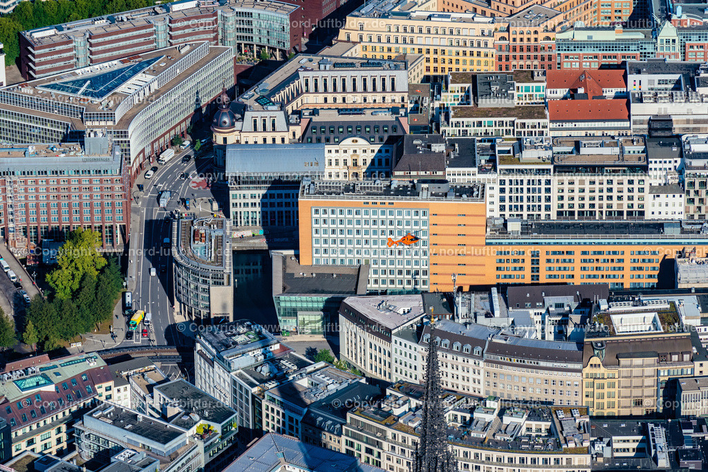 Hamburg_Helikopter_Luftrettung_Christoph_über_Hamburg_ELS_1977220922 | HAMBURG 22.09.2022 Helikopter - Rettungs Hubschrauber " Christoph 29 " im Fluge über dem Luftraum in Hamburg, Deutschland. // Helicopter in flight " Christoph 29 " over the air space in Hamburg, Germany. Foto: Martin Elsen
