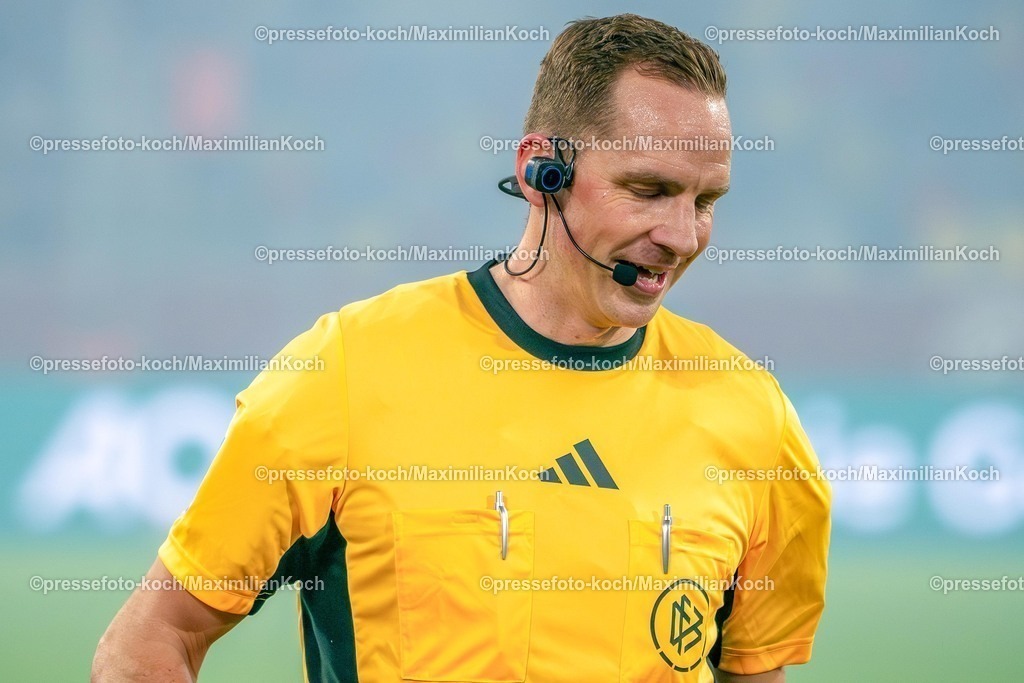 xKKUx16012601005 | 16.01.2026, xkkux, Fußball, Fortuna Düsseldorf - Arminia Bielefeld, 2. Fußball Bundesliga, Merkur Spiel-Arena, Saison 2025 2026: Schiedsrichter Sören Storks mit einer Headset Kamera Headsetkamera Hinterohrkamera Schiedsrichtercam Schiedsrichterkamera ausgestattet DFB regulations prohibit any use of photographs as image sequences and or quasi-video.